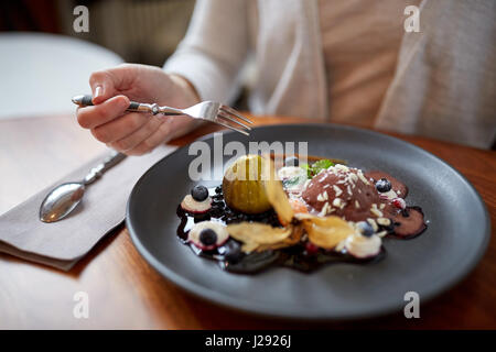 Frau, essen Eis-Dessert im restaurant Stockfoto