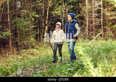 zwei glückliche Kinder Waldweg entlang Stockfoto