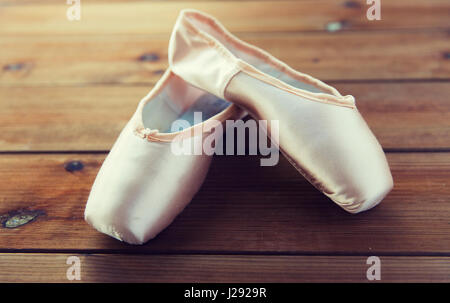 Nahaufnahme von Spitzenschuhen auf Holzboden Stockfoto