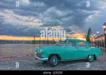 Varna, Bulgarien - 19. März 2017: sowjetische Retro-Auto GAZ-21 "Volga" am Ufer des Hafens Stockfoto