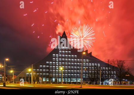 Rote Feuerwerk über Nationalbibliothek in Riga, Lettland in der Nacht. Unabhängigkeitstag zu feiern. Stockfoto