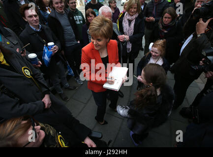 Erste Minister Nicola Sturgeon signiert ein Buch als sie SNP Kandidaten und Aktivisten in Stirling auf Wahlkampftour Kommunalwahl begegnet. Stockfoto