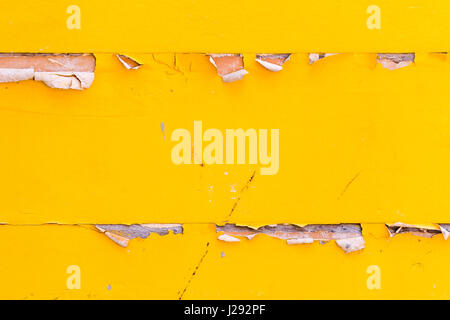 gelbe Peeling auf Holzwand Texturen Hintergrund, rissige Farbe gemalt Stockfoto
