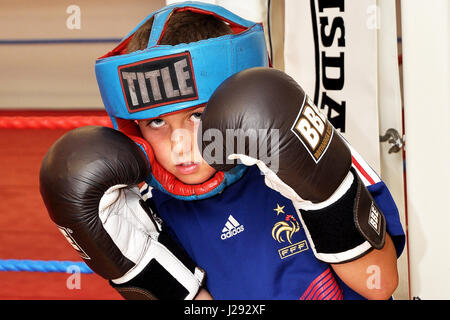 Junge Amateur-Boxer vor dem Schlafengehen in den Ring zu Holm. Aufgenommen in einem Fitnessstudio im Nord-Osten Englands Stockfoto