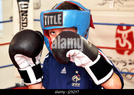 Junge Amateur-Boxer vor dem Schlafengehen in den Ring zu Holm. Aufgenommen in einem Fitnessstudio im Nord-Osten Englands Stockfoto