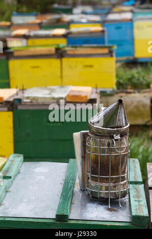 vertikale Ansicht von metallischen Biene Raucher Ausrüstung auf Bienenstöcke Boxen Stockfoto