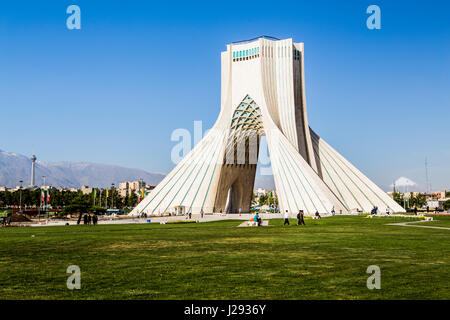 Dies ist Azadi-Turm oder Shahyad Quadrat einen ersten und bekanntesten Symbol von Teheran, IRAN, im Zentrum der Stadt und nahe dem Flughafen Mehrabad, Stockfoto