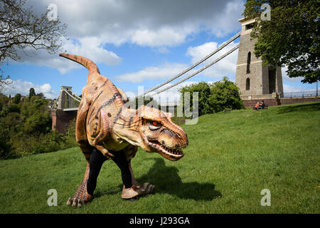 Ein Leben-wie T-Rex animatronische Dinosaurier namens Denzel in der Nähe von Clifton Suspension Bridge in Bristol, um eine bevorstehende Ausstellung in Bristol Zoo Gardens starten. Stockfoto