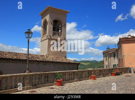 Das Clocktower in Dorf Sassocorvaro, Marche, Italien Stockfoto