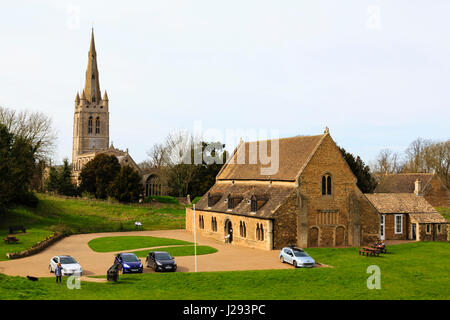 Oakham Castle und All Saints Parish Church in Englands kleinste County, Rutland, England, UK Stockfoto