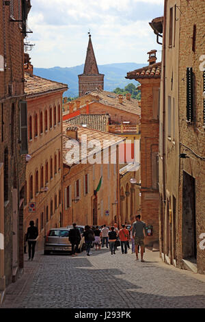 Schmale Straße im Zentrum der Altstadt von Urbino, Marken, Italien Stockfoto