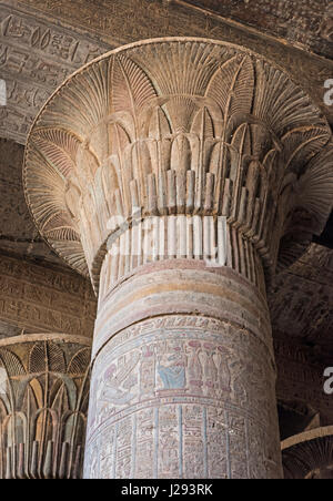 Spalten in der alten ägyptischen Tempel des Khnum in esna mit gemalten hieroglyphischen Schnitzereien Stockfoto