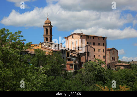 Kirche und Dorf Sassocorvaro, Marche, Italien Stockfoto