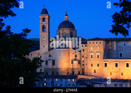 Ansicht von Urbino in den Abend, mit dem Dogenpalast, Palazzo Ducale und der Kathedrale, Marche, Italien Stockfoto