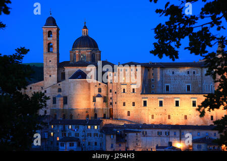 Ansicht von Urbino in den Abend, mit dem Dogenpalast, Palazzo Ducale und der Kathedrale, Marche, Italien Stockfoto