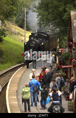 Kinder Bahnhof Zug der Keighley & Wert Valley Railway Plattform Dampf Stockfoto