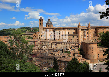 Ansicht von Urbino, mit den Dogenpalast, Palazzo Ducale und der Kathedrale, Marche, Italien Stockfoto