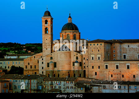 Ansicht von Urbino in den Abend, mit dem Dogenpalast, Palazzo Ducale und der Kathedrale, Marche, Italien Stockfoto