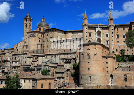 Ansicht von Urbino, mit den Dogenpalast, Palazzo Ducale und der Kathedrale, Marche, Italien Stockfoto