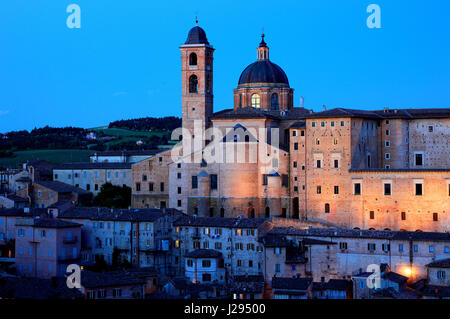 Ansicht von Urbino in den Abend, mit dem Dogenpalast, Palazzo Ducale und der Kathedrale, Marche, Italien Stockfoto