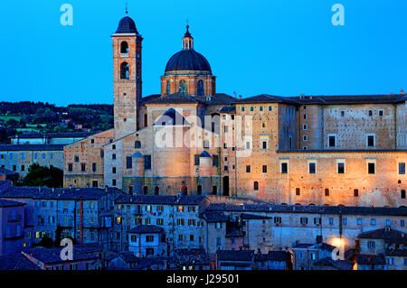 Ansicht von Urbino in den Abend, mit dem Dogenpalast, Palazzo Ducale und der Kathedrale, Marche, Italien Stockfoto