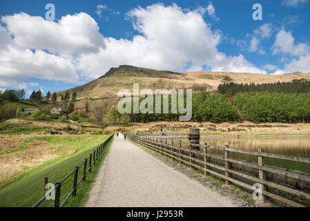 Weg über den Damm zwischen Taube Steinen und Yemoan Hey Stauseen, Greenfield, Greater Manchester. Tatarstans Hügel über. Stockfoto