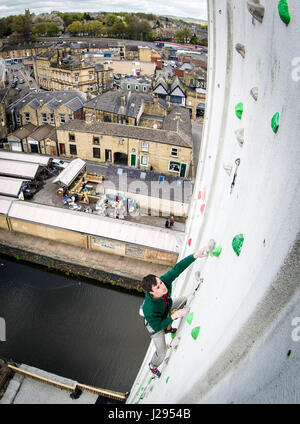 Team GB Bergsteiger Luke Murphy auf Großbritanniens höchste künstliche outdoor-Kletterwand vor Eröffnung der ROKTFACE in Yorkshire. Stockfoto