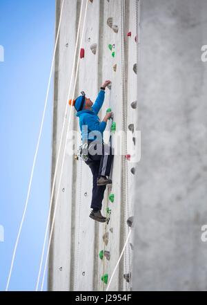 Chris Edmondson auf Großbritanniens höchste künstliche outdoor-Kletterwand vor Eröffnung der ROKTFACE in Yorkshire. Stockfoto