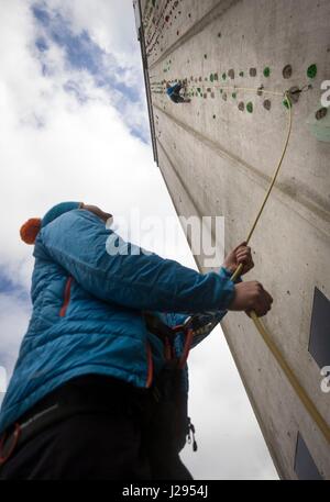 Großbritanniens höchste künstliche outdoor-Kletterwand vor Eröffnung der ROKTFACE in Yorkshire. Stockfoto