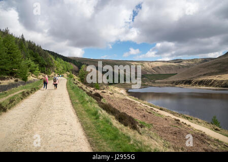 Gruppe von Wanderern neben Yeoman hey Reservoir, Taube Steinen, Greater Manchester, England Stockfoto