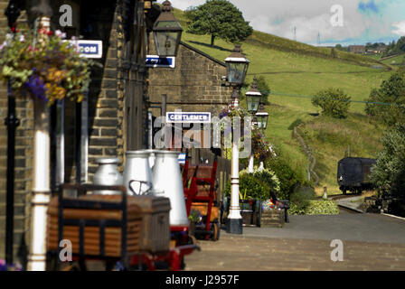 Kinder Bahnhof Bahnsteig der Keighley & Wert Valley Railway Stockfoto