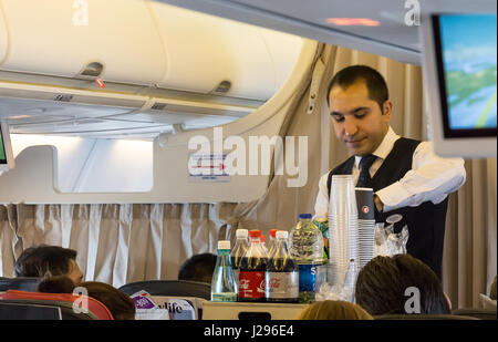Tokio, Japan - April 8th, 2017: Flight Attendant Frühstück an Bord einer Boeing 737, Turkish Airlines. Stockfoto