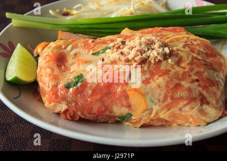 Pad Thai, gebratene Reis Nudelgericht. (Berühmte Thai Street Food) Stockfoto