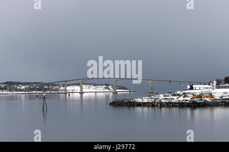 Gisund-Brücke, Gisundbrua, überquert die Meerenge Gisundet aus der Stadt Finnsnes auf dem Festland nach Dorf Silsand auf der Insel Senja. Stockfoto