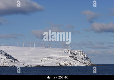 Windkraftanlagen im Windpark Havøygavlen auf einem Hügel über Havøysund.  Havøysund, Måsøy, Finnmark, Norwegen. Stockfoto