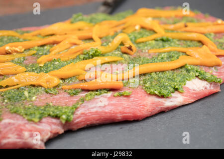 Rohe Flanke Steak mit Paprika, Käse, Oliven, Petersilie und Knoblauch, gerollt und gebacken werden vorbereitet Stockfoto