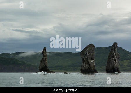 Drei Brüder Felsen in der Awatscha-Bucht des Pazifischen Ozeans. Küste von Kamtschatka. Stockfoto