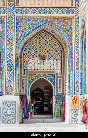 SAMARKAND, Usbekistan - kleine Souvenir-Shop in der bunten Atrium in Samarkand Registan, Usbekistan. August 2016 Stockfoto