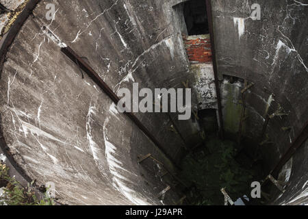 Verlassenen militärischen Silo. Grunge Beton gut innen Stockfoto