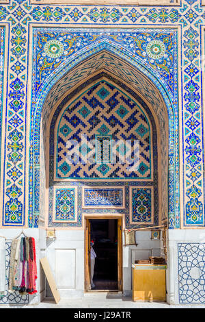 SAMARKAND, Usbekistan - kleine Souvenir-Shop in der bunten Atrium in Samarkand Registan, Usbekistan. August 2016 Stockfoto