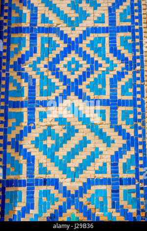 Detail des blauen Mosaik-Fliesen an der Außenwand des Registan Samarkand, Usbekistan Stockfoto