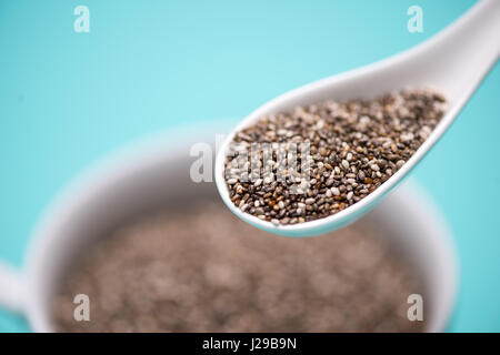 Nahaufnahme der Ealthy Chia-Samen in einem Löffel. Text-Raum. Stockfoto