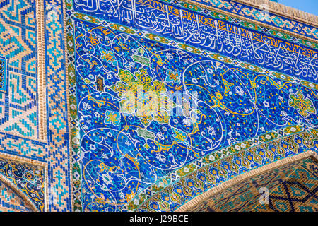 Detail des blauen Mosaik-Fliesen an der Außenwand des Registan Samarkand, Usbekistan Stockfoto