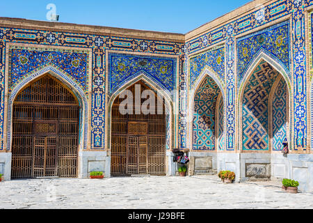 SAMARKAND, Usbekistan - 28 AUGUST: Mann vorbei der Eingang zu den Souvenir-Shop im Atrium des Registan Samarkand, Usbekistan. August 2016 Stockfoto