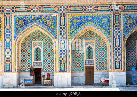 SAMARKAND, Usbekistan - kleine Souvenir-Shop in der bunten Atrium in Samarkand Registan, Usbekistan. August 2016 Stockfoto