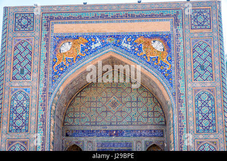 Mosaik-Kunst mit Tiger und Tiere auf Sher Dor Madrasah, Registan in Samarkand, Usbekistan Stockfoto