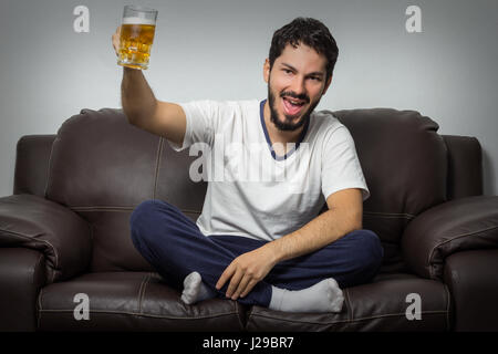 Fernsehen, Fernsehen (Spiel) im Wohnzimmer mit den Füßen auf der couch Stockfoto