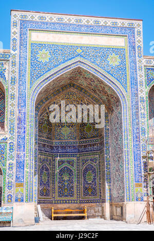 Bunte Fassade voll von Fliesen und Mosaiken im Registan, Samarkand, Usbekistan Stockfoto