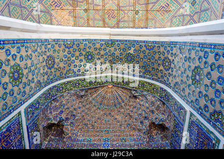 Bunte Decke mit Mosaik im Registan, Wahrzeichen von Samarkand, Usbekistan Stockfoto