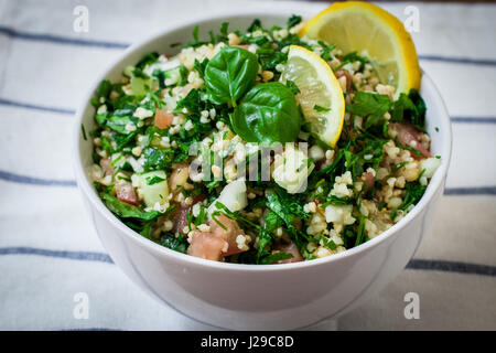 frischen Bulgur-Salat mit Tomaten, Zwiebeln und Petersilie Stockfoto